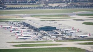 Tras incendio en Heathrow, que interrumpió el tráfico aéreo mundial, reanudarán algunos vuelos