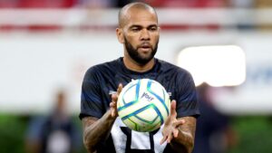 Pumas demanda a Dani Alves; busca castigo por incumplimiento de contrato