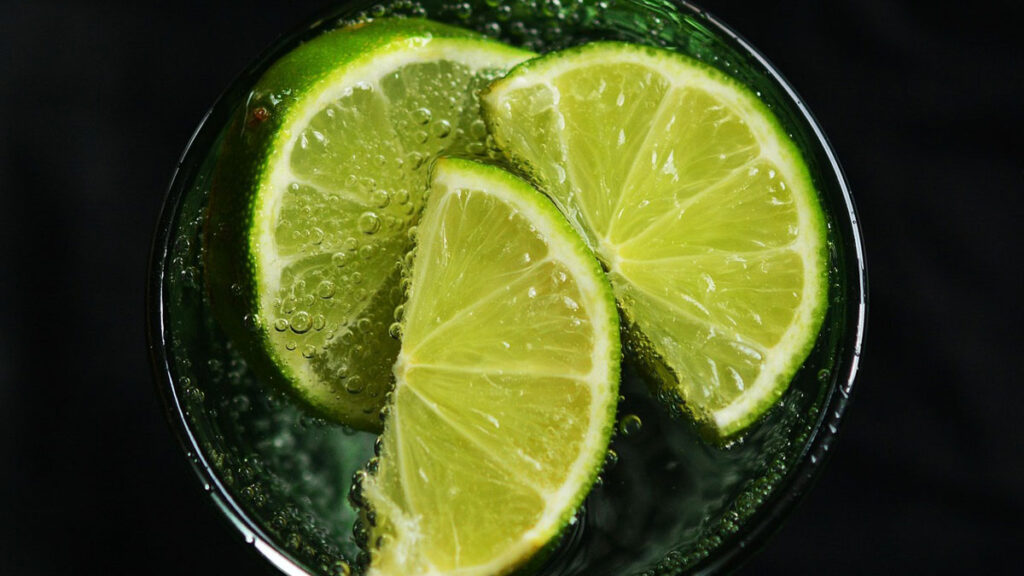 agua mineral con limón