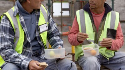 Albañil fue corrido de una banqueta mientras comía en Mazatlán