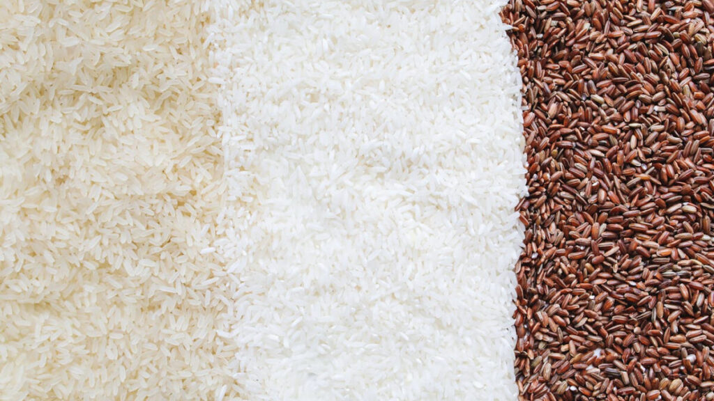¿Es más saludable comer arroz integral que arroz blanco?