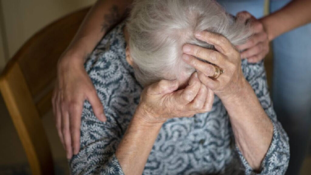 Sujeto ataca y roba a abuelita tras ayudarla con su hijo discapacitado en Azcapotzalco