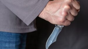 Joven saca cuchillo y amenaza a payaso en pleno show en Nuevo León