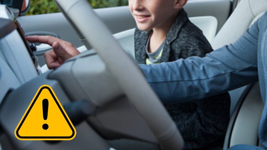 Llevar a niños en el asiento delantero del auto puede ser peligroso y costarte una fuerte multa. Aquí te decimos por qué debes evitarlo.