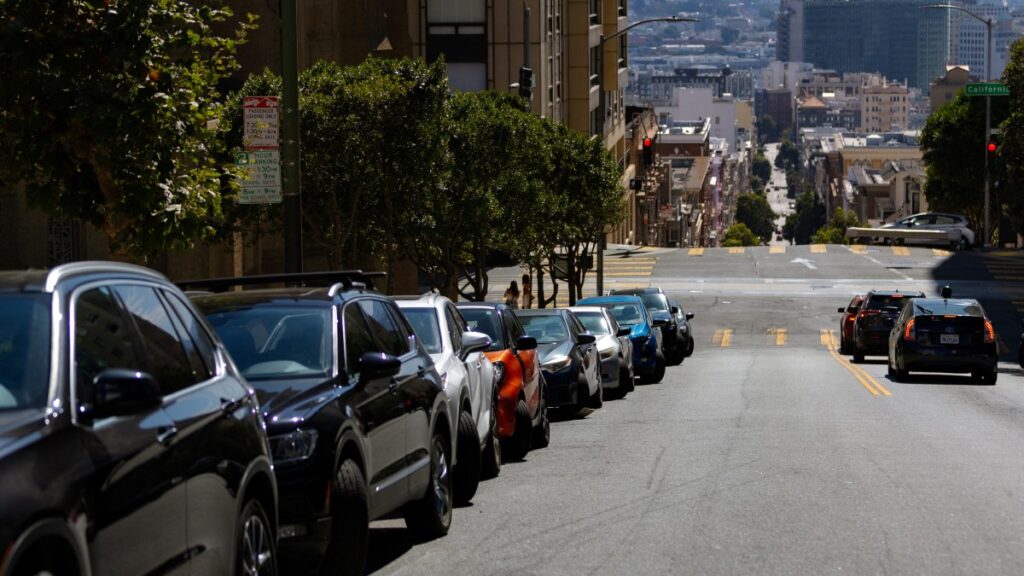 Trump firma decreto y evita doble arancel en autos; México y Canadá, exentos