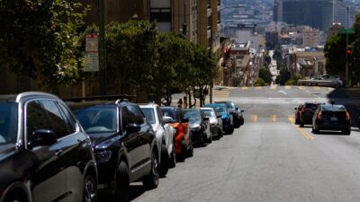 Trump firma decreto y evita doble arancel en autos; México y Canadá, exentos