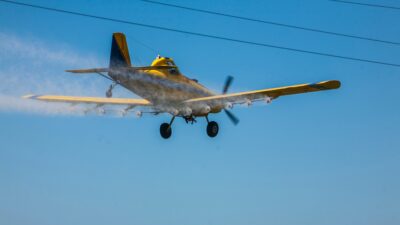 Avioneta se estrella y se prende fuego en una concurrida calle de Boca Ratón, Florida