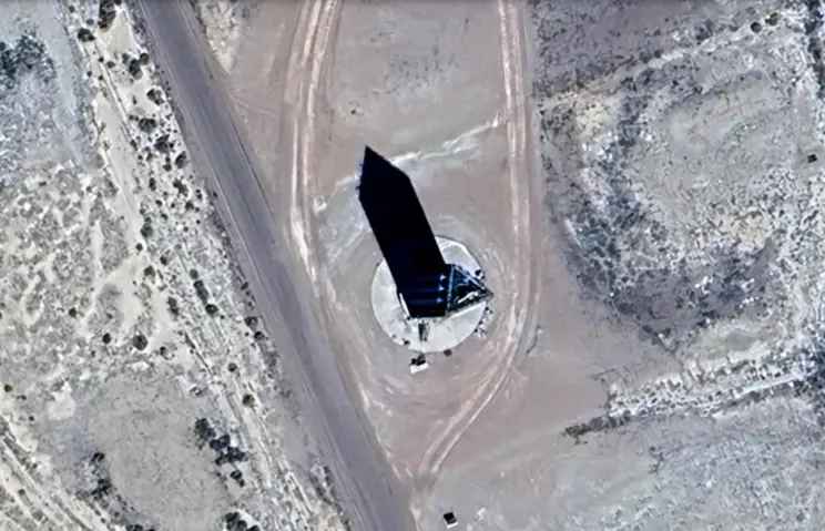 Expertos en teorías de la conspiración descubrieron una torre triangular en el Área 51. Aseguran que su diseño sugiere tecnología extraterrestre.