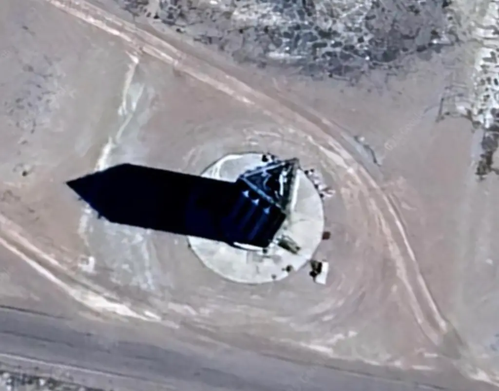 Expertos en teorías de la conspiración descubrieron una torre triangular en el Área 51. Aseguran que su diseño sugiere tecnología extraterrestre.
