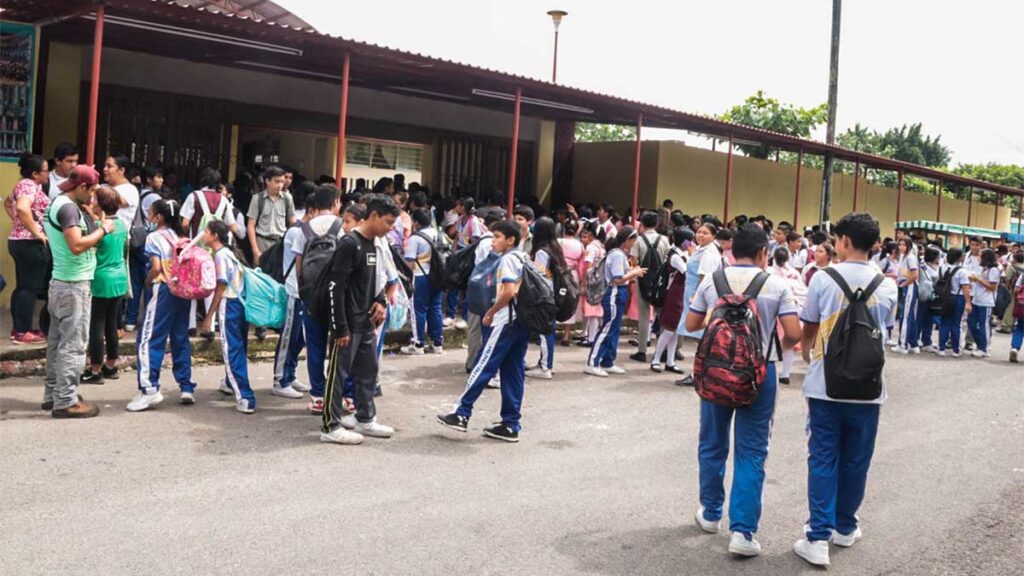 La Beca Rita Cetina se entrega a estudiantes de secundaria.