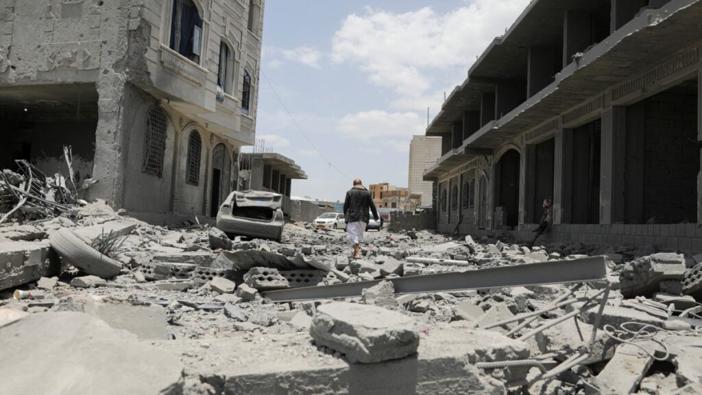 Casi 70 muertos por bombardeo estadounidense a centro de detención de migrantes en Yemen