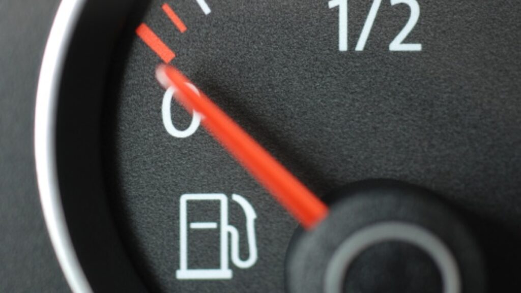 Descubre por qué se acaba tan rápido la gasolina de tu auto y aprende tips fáciles para ahorrar combustible cada mes.