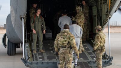 Corte Suprema ordena a Estados Unidos suspender deportaciones de venezolanos desde Texas
