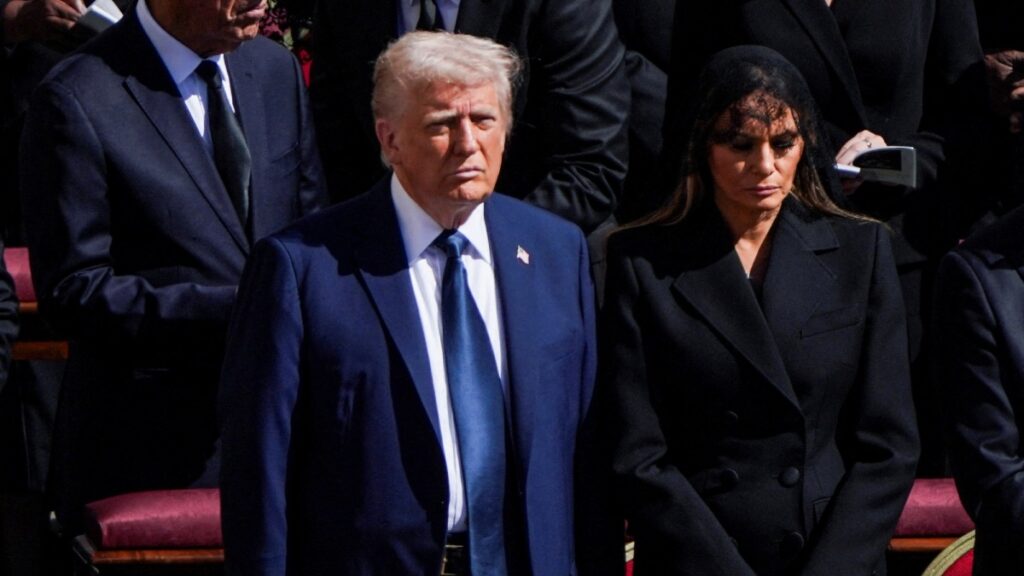 Critican en redes que Trump fuera de traje azul y no de negro al funeral del Papa Francisco