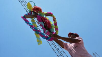 La cruz que colocan los albañiles el 3 de mayo representa protección en la obra y forma parte del Día de la Santa Cruz en México.