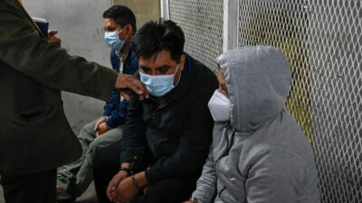 Dron muestra imágenes de migrantes esperando deportación en centro de detención en Texas