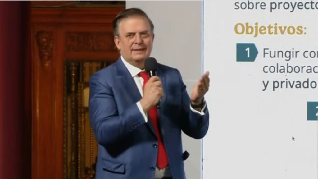 El Secretario de Economía, Marcelo Ebrard, informó durante la conferencia matutina en Palacio Nacional que actualmente existen 1,937 proyectos de inversión privada en México, con un monto acumulado de 298 mil millones de dólares (mdd), lo que equivale aproximadamente al 16% del Producto Interno Bruto (PIB) del país.
