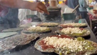 Platillos en la edición 2025 de la Feria de la Memela.