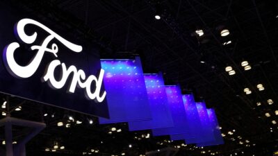Ford detiene envíos de SUV, camionetas y deportivos a China debido a aranceles impuestos tras las políticas comerciales de Trump.