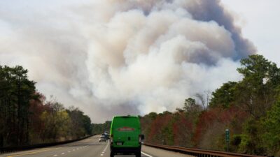 Un incendio forestal en Nueva Jersey obligó a las autoridades locales a evacuar a más de 3 mil personas.