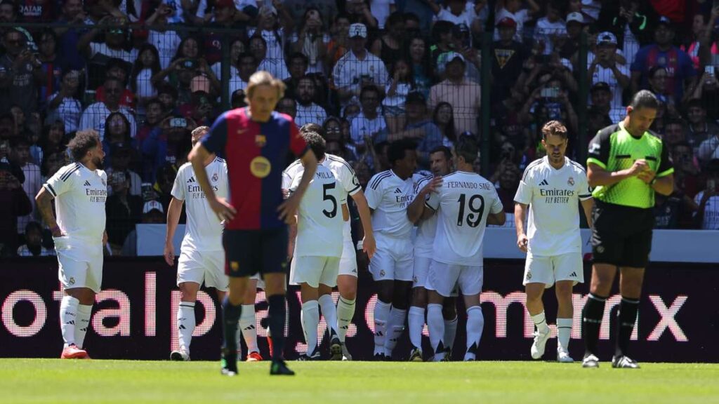 Real Madrid derrotó en la tanda de penaltis al Barcelona en el Juego de Leyendas realizado en el Estadio Nemesio Diez