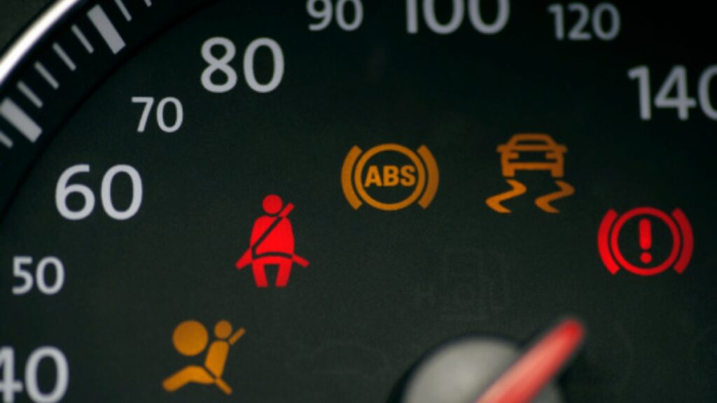 Las luces del tablero del coche no están ahí para decorar, ya que cumplen con una función importante. Te presentamos las más relevantes.