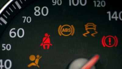 Las luces del tablero del coche no están ahí para decorar, ya que cumplen con una función importante. Te presentamos las más relevantes.