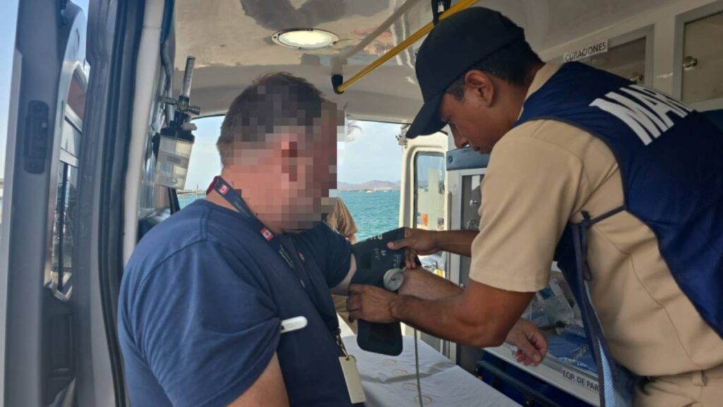 Marina salva a dos tripulantes tras caída de avioneta en Isla Cerralvo