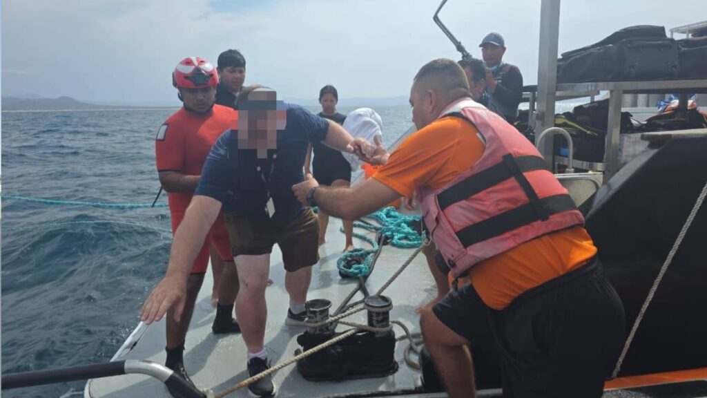 Marina salva a dos tripulantes tras caída de avioneta en Isla Cerralvo