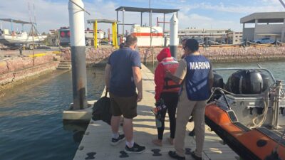 Marina salva a dos tripulantes tras caída de avioneta en Isla Cerralvo