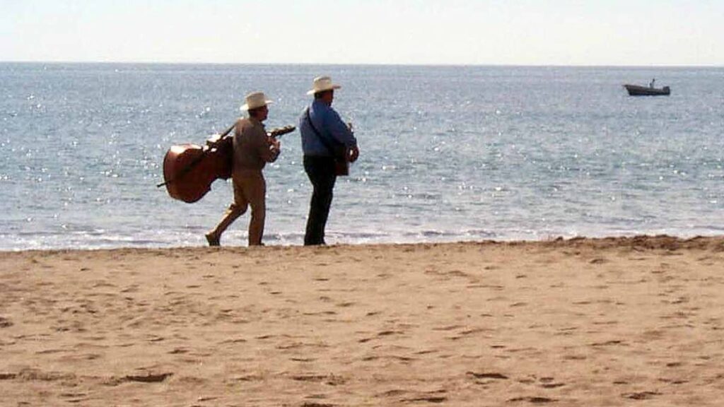 Exigen sanción contra turista que agredió a músicos en Oaxaca.