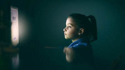 Así puedes cuidar a tus hijos de las fake news
