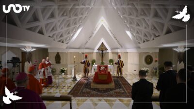 Vaticano presenta primeras imágenes del Papa Francisco en su ataúd