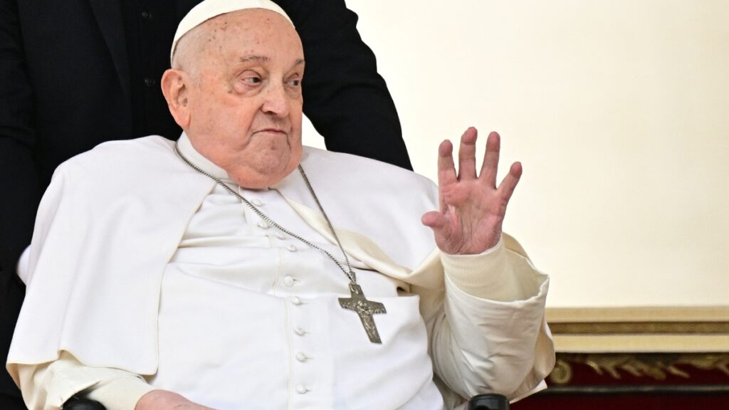 En el marco de la Semana Santa, el Papa Francisco sorprendió al aparecer durante la misa por el Sábado de Gloria en el Vaticano.