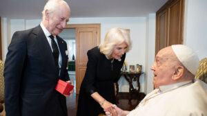 Tras fuerte neumonía y hospitalización, el Papa Francisco se reúne con el rey Carlos III