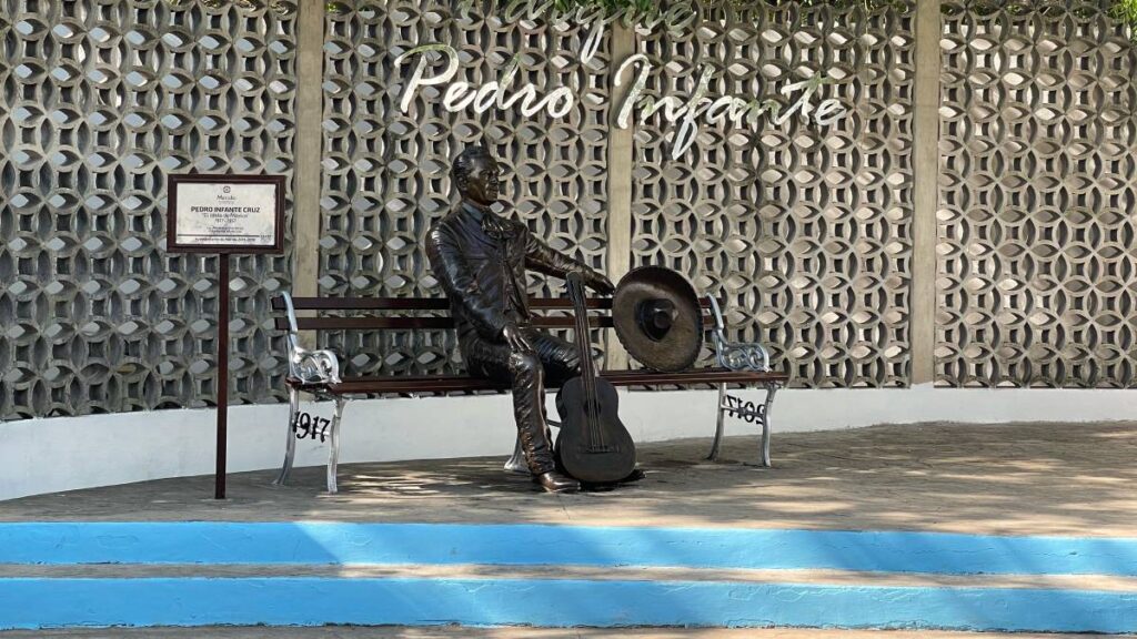 Estatua de Pedro Infante.