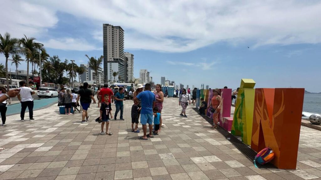 Las personas se congregaron en el malecón