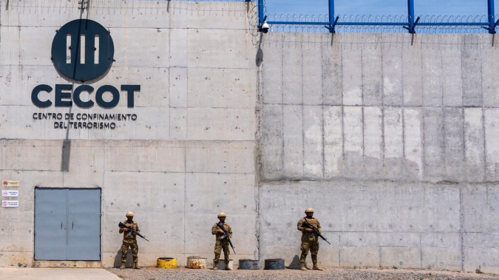 Pide Petro a El Salvador repatriar a colombianos enviados desde Estados Unidos