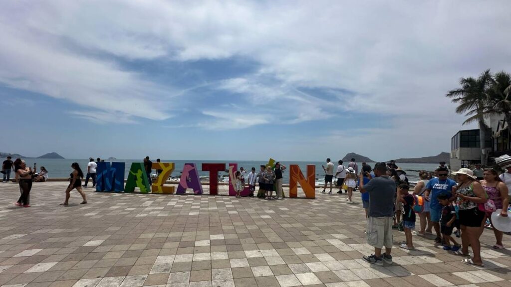 Turistas disfrutan las playas de Mazatlán