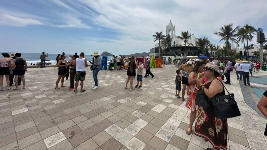 Gente visita las playas de Mazatlán