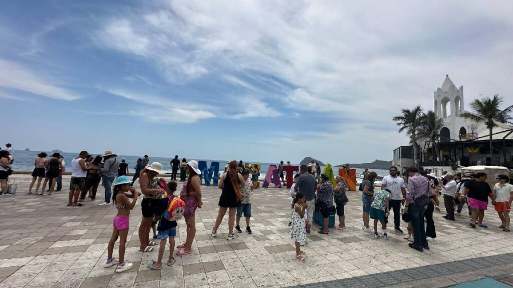Playas de Mazatlán lucen llenas