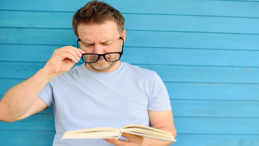 ¿Qué es la presbicia, una de las posibles razones por las que las personas dejan de leer a los 45 años?