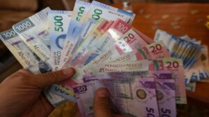 Alerta: este método que usas para checar billetes pirata no sirve