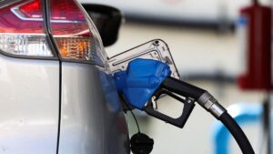 El petróleo se estabiliza tras el alto el fuego entre Irán e Israel