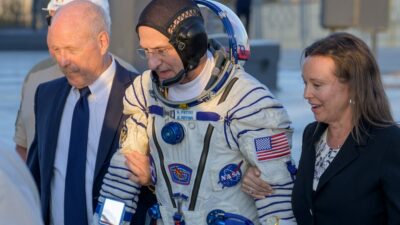 Don Pettit, el astronauta en activo de mayor edad, regresa a la Tierra tras 220 días en el espacio.
