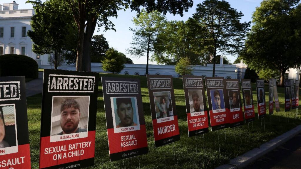 Exhiben en Casa Blanca nombres de "migrantes criminales"