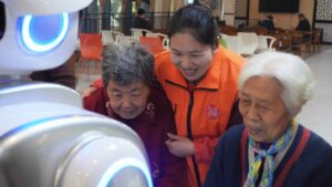 Peipei: el robot chino que escucha y hace compañía a los adultos mayores