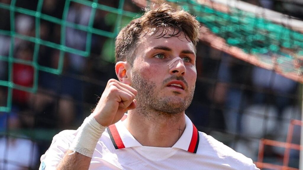 Santiago Gimenez apareció con gol al 90+6 (X: @acmilan)