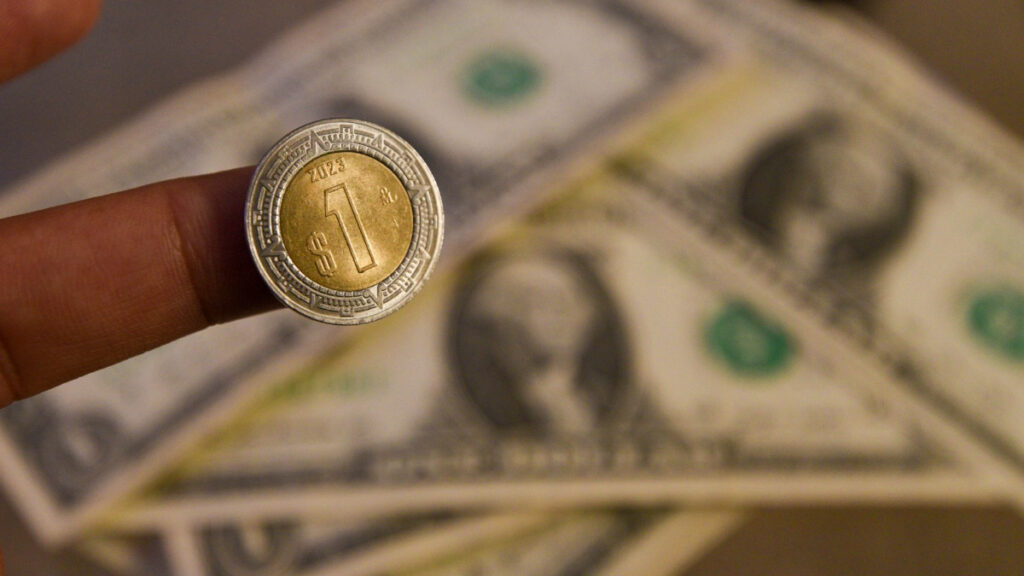 El dólar se derrumba y el peso mexicano se recupera