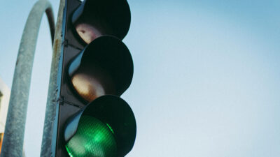 ¿Qué hacer si no funcionan los semáforos? Un profesor explica las tres reglas básicas